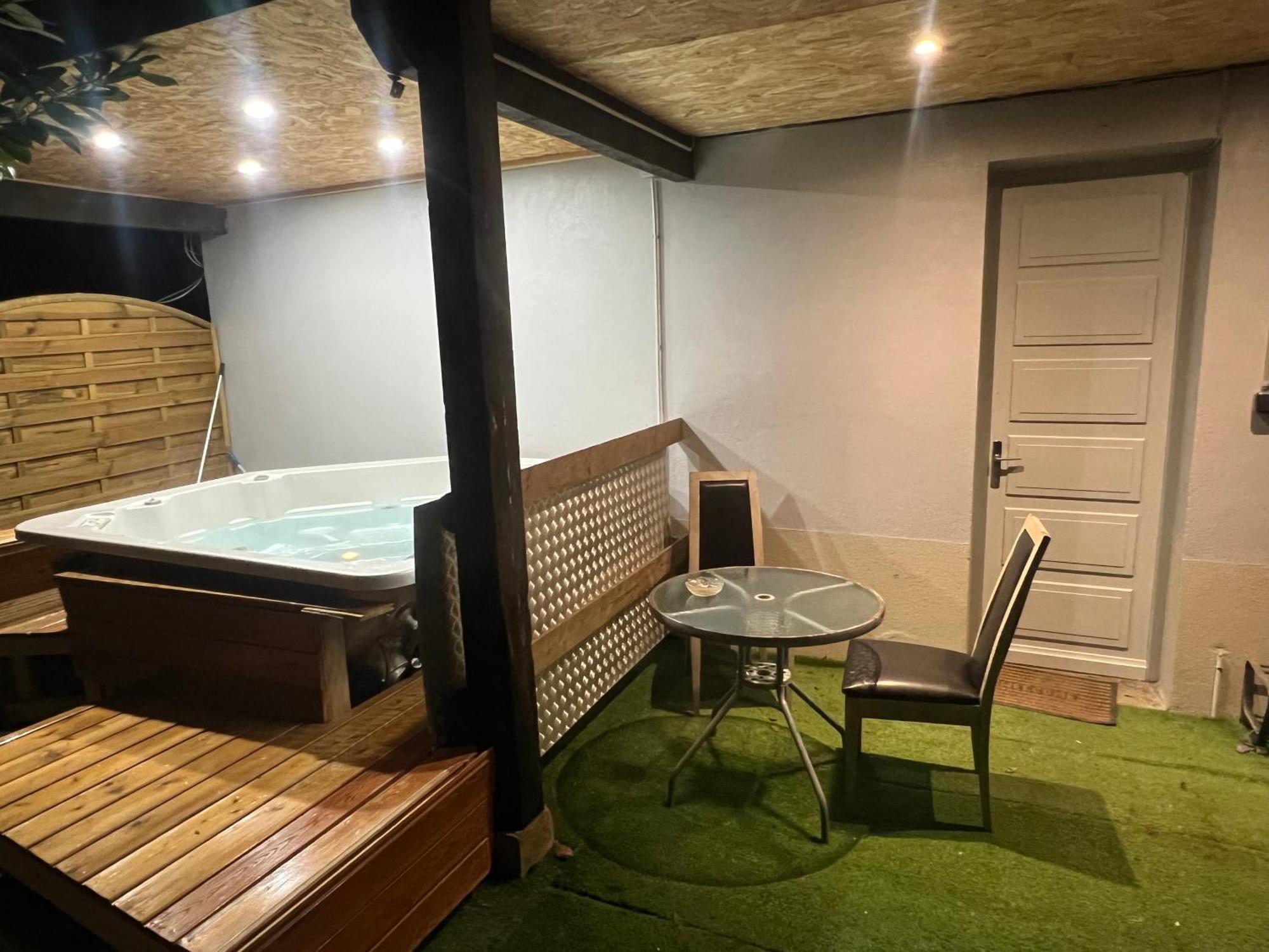 Le Gite Du Cavalier Au Coeur De La Foret/Jacuzzi Dole Ngoại thất bức ảnh